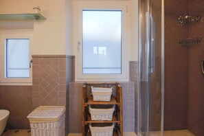 Een douche, een haardroger, een bidet, handdoeken