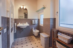 Douche, sèche-cheveux, bidet, serviettes fournies