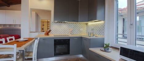 Frigorífico, microondas, horno y placa de cocina