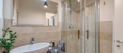 Hårføner og håndklær