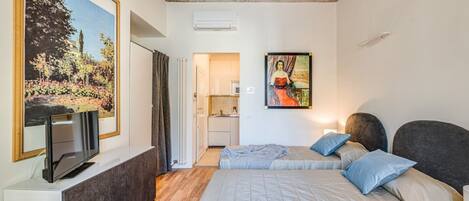 1 habitación, tabla de planchar con plancha, wifi y ropa de cama