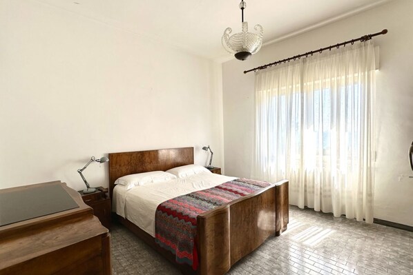 3 bedrooms, bed sheets