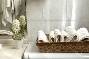 Douche, bidet, serviettes fournies