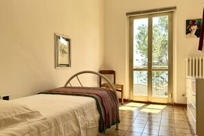 3 bedrooms, bed sheets - N285 - Numana, four-room apartment 100 mt. from the sea (Numana)