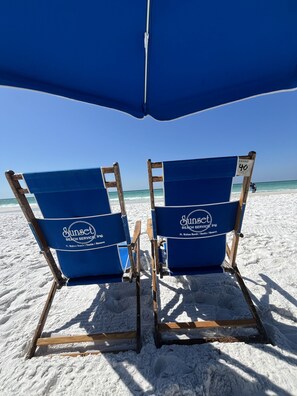 On the beach, sun-loungers, beach towels - Beach Chair & Umbrella Service, Private Beach, Woof ok, BBQ, Pools, Pickle Ball! (Destin)