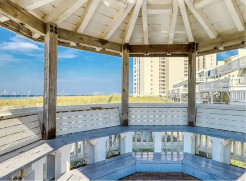 Beach Chair & Umbrella Service, Private Beach, Woof ok, BBQ, Pools, Pickle Ball!