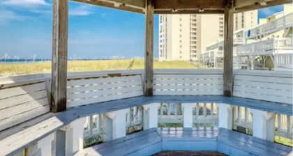 Beach Chair & Umbrella Service, Private Beach, Woof ok, BBQ, Pools, Pickle Ball!