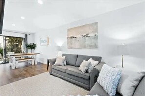 Smart TV - Beach Chair & Umbrella Service, Private Beach, Woof ok, BBQ, Pools, Pickle Ball! (Destin)