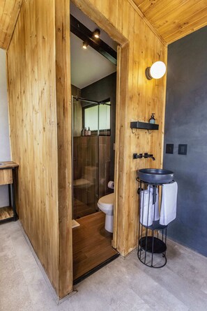 Separate bathtub and shower, rainfall showerhead, free toiletries - Fuga Neusa (Tausa)