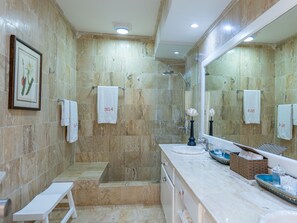 Een douche, een haardroger, handdoeken, zeep