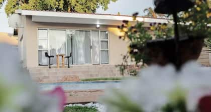 Elegant Poolside Retreat: 2-Bed Luxury Guesthouse