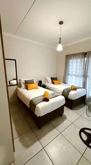 3 bedrooms, iron/ironing board, free WiFi, bed sheets - Peaceful Oasis: Escape to Beach Bliss (Pretoria)