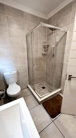 Dusche, Handtücher, Seife, Toilettenpapier