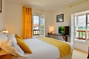 Room - Logis Hotel Baratxartea (Sare)