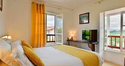 Logis Hotel Baratxartea