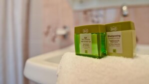 Duas embalagens de produtos de banho em uma pia de banheiro.