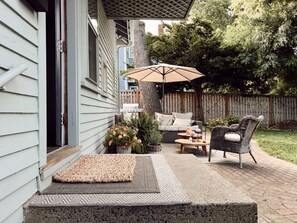 Terrace/patio - Hygge carriage house in heart of Old Town Marblehead. Walk to everything MBHD! (Marblehead)