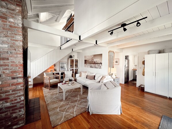 Smart TV, books, computer monitors - Hygge carriage house in heart of Old Town Marblehead. Walk to everything MBHD! (Marblehead)