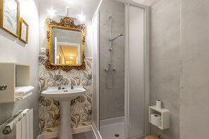 Ducha, secador de pelo y toallas