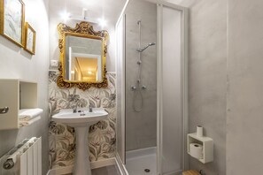 Douche, sèche-cheveux, serviettes fournies