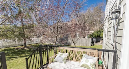 Mosswood Cottage, Main St. Leland, Weekly Rental, Walk to Fishtown, Beach, Shops