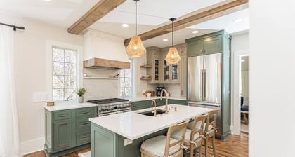 Mosswood Cottage, Main St. Leland, Weekly Rental, Walk to Fishtown, Beach, Shops