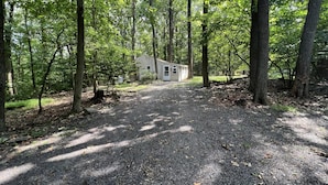 A cabin in a forested area with a gravel path leading to it. - Peaceful retreat, 20 minutes from Gettysburg and close to the Appalachian Trail. (Aspers)