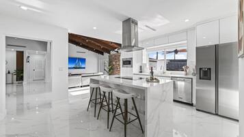 Réfrigérateur, micro-ondes, four, plaque de cuisson