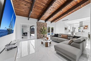 Smart-tv, eldstad, bordsfotboll och ett bordtennisbord