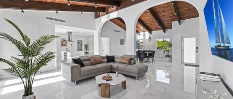 Smart-TV, Kamin, Tischfußball, Tischtennisplatte