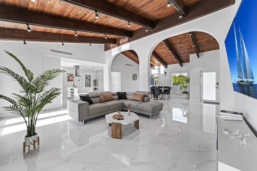 Miami Lakefront Mansion - Unforgettable-30 Guests