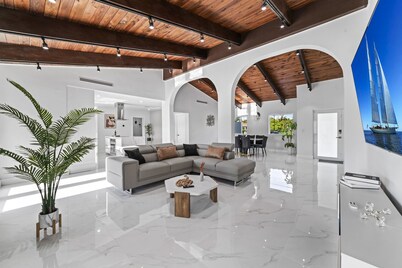 Miami Lakefront Mansion - Unforgettable, 30 Guests