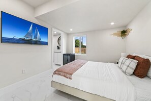 7 bedrooms, iron/ironing board, WiFi, bed sheets - Miami Lakefront Mansion - Unforgettable, 30 Guests (Miami)