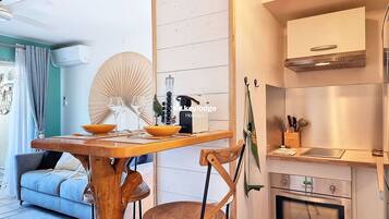 Réfrigérateur, micro-ondes, four, cafetiÚre/bouilloire