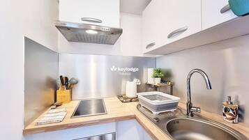 Réfrigérateur, micro-ondes, four, cafetiÚre/bouilloire