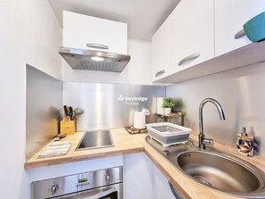 Fridge, microwave, oven, coffee/tea maker - Ti St-Pierre – studio close to the beach and city center – Saint-Pierre (Saint Pierre)