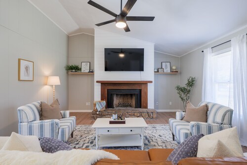 Fairway Family Oasis: King Beds, Pets Allowed, Golf Course Neighborhood