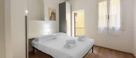 3 habitaciones, tabla de planchar con plancha, wifi y ropa de cama