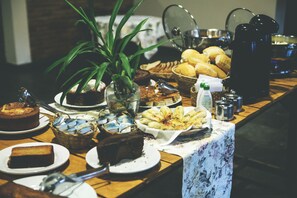 Free daily buffet breakfast - Pousada e Espaço Flor da Serra (Cruzeiro)