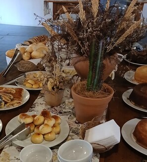 Free daily buffet breakfast - Pousada e Espaço Flor da Serra (Cruzeiro)