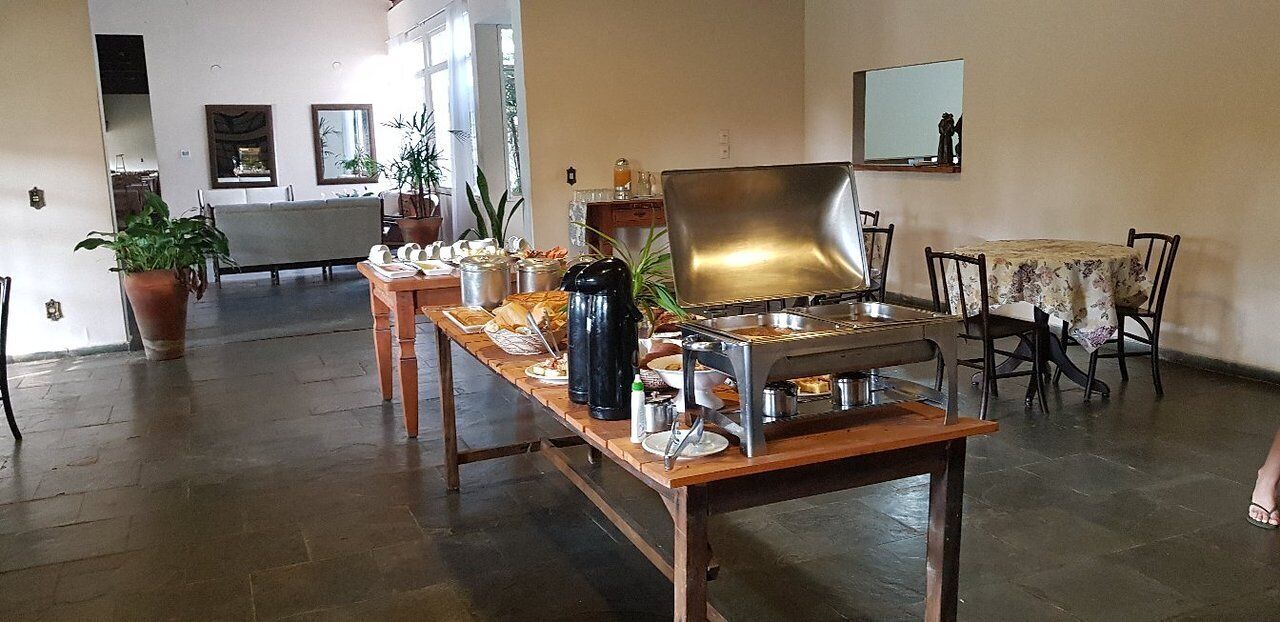 Ein Essbereich mit einem Buffet, darunter ein Grillbereich, verschiedene Speisen und Sitzgelegenheiten.