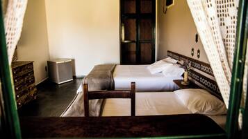 Espacio para trabajar con laptop y wifi gratis