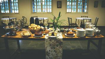 Café da manhã com buffet grátis todos os dias