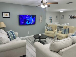 Smart-TV, Tischfußball, Tischtennisplatte