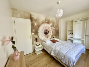 3 habitaciones, escritorio y tabla de planchar con plancha 