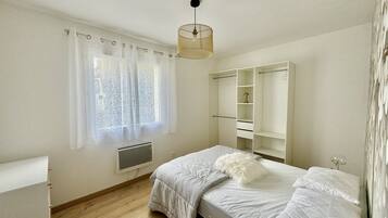 3 dormitorios, escritorio, tabla de planchar con plancha y cuna de viaje