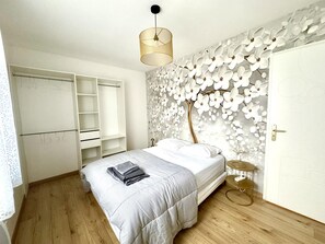 3 camere, una scrivania, ferro/asse da stiro, culla da viaggio