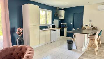 Frigorífico, microondas, horno y placa de cocina