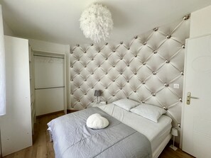 3 habitaciones, escritorio y tabla de planchar con plancha 