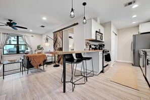 ثلاجة، ميكروويف، فرن، موقد طهي مسطح